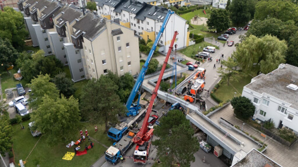 Fußgängerbrücke in Linz stürzte auf Lkw: Zwei Verletzte befreit - news - exxpress Nachrichten