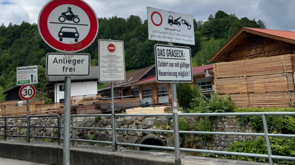 Jetzt auch auf Arabisch: Neue Verkehrsschilder sorgen für Aufregung! - politik - exxpress Nachrichten