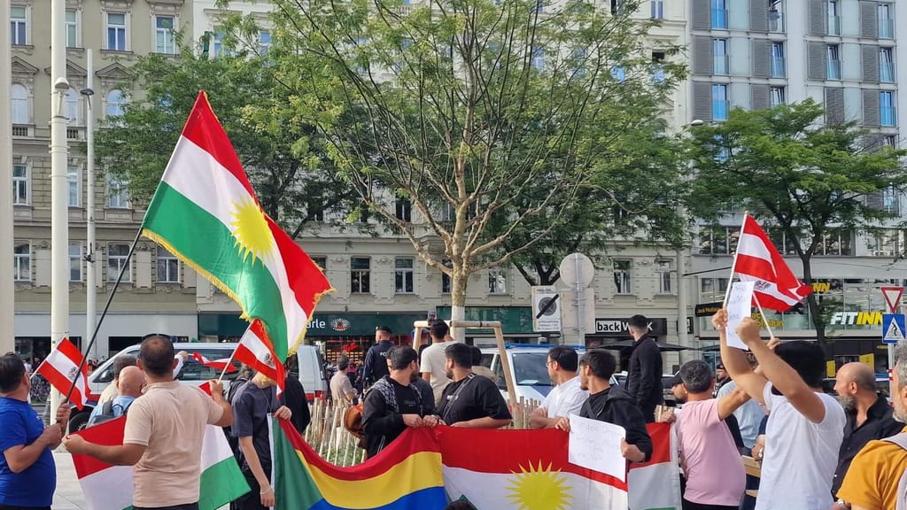 Konflikt-Import nach Österreich: Syrische Moslems stören Minderheiten-Demo - politik - exxpress Nachrichten