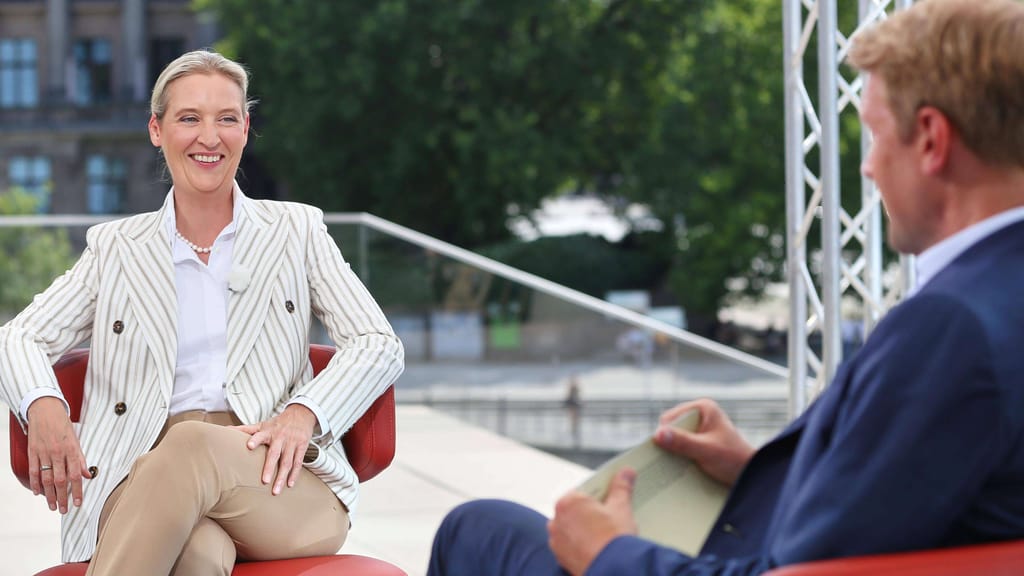 Weidel-Interview versinkt im Protestlärm – Polizei schreitet ein - politik - exxpress Nachrichten