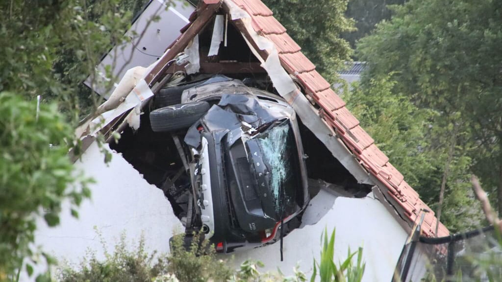 Auto fliegt durch die Luft und kracht ins Scheunendach: Bub (7) in Lebensgefahr - news - exxpress Nachrichten
