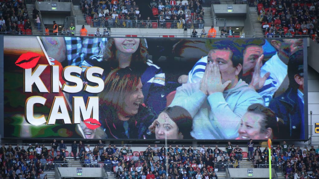 „Kiss Cam“-Affäre wird zur digitalen Hinrichtung – doch ist das überhaupt legal? - news - exxpress Nachrichten