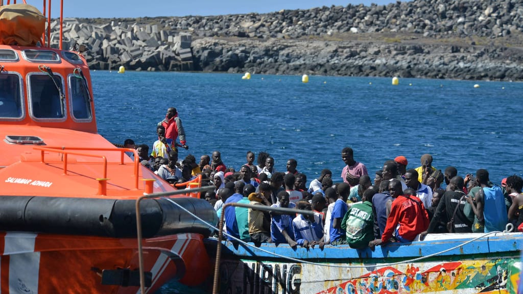 Karner entsetzt: Spanien plant Massen-Legalisierung von illegalen Migranten - politik - exxpress Nachrichten