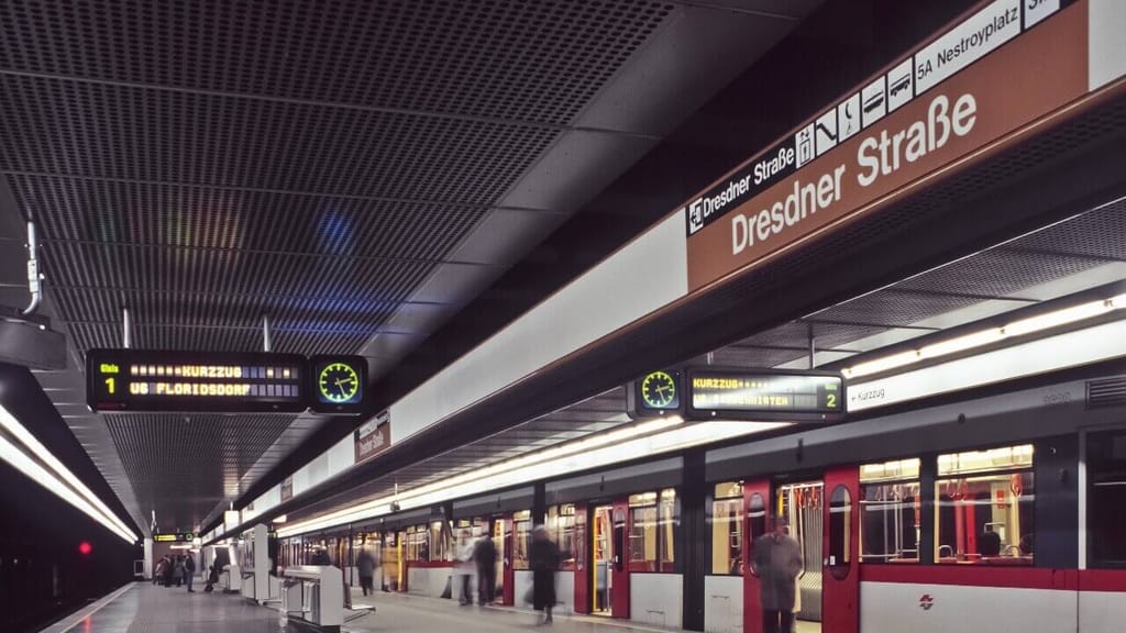 Ekeltat bei der U6: Rumäne bewirft Frauen mit Kot! - news - exxpress Nachrichten