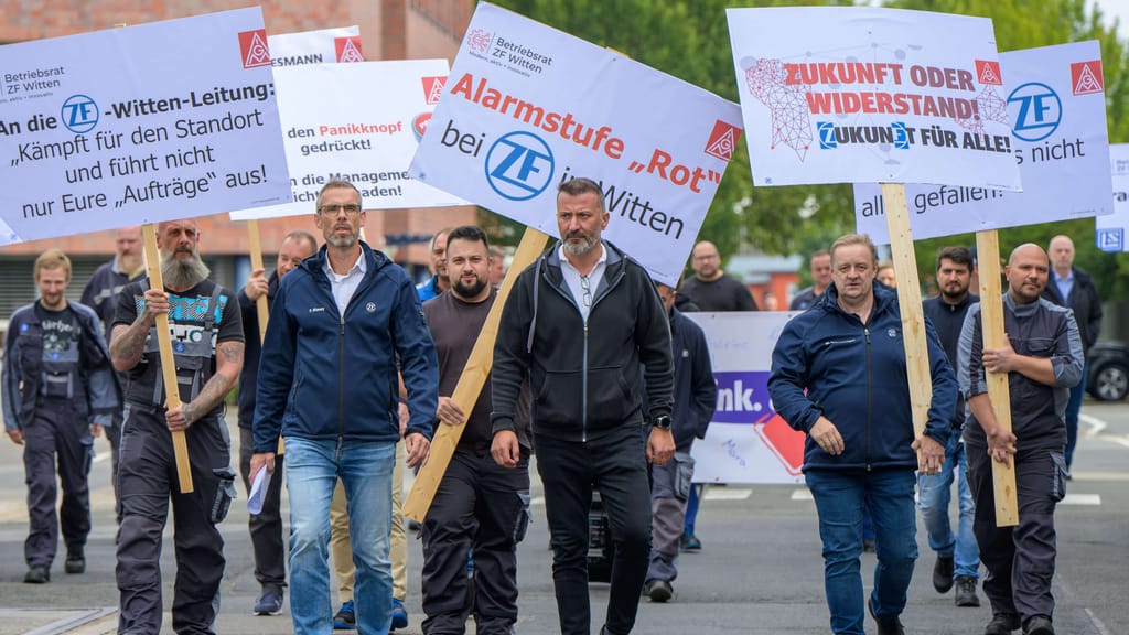 ZF: Tausende Menschen demonstrieren gegen Job-Abbau - economy - exxpress Nachrichten