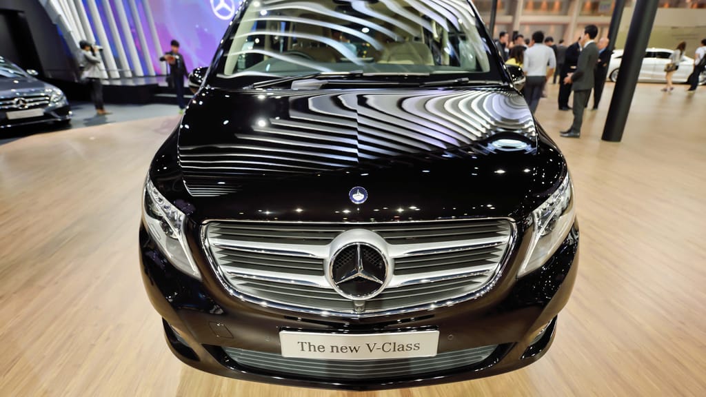 Mercedes im freien Fall: Gewinn bricht um mehr als die Hälfte ein! - economy - exxpress Nachrichten