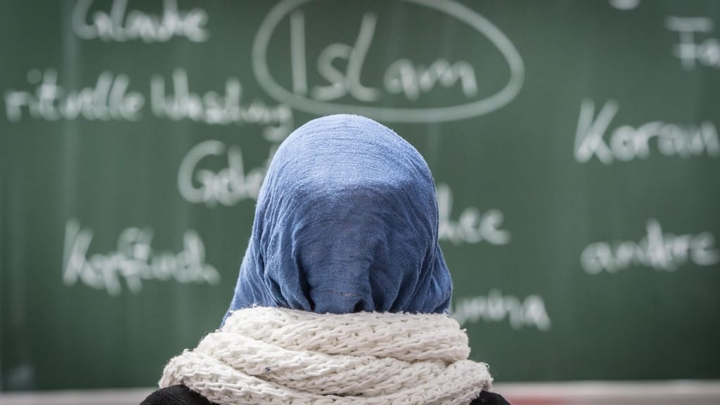 176 Schulen in deutschem Bundesland unterhalten eigene Gebetsräume - politik - exxpress Nachrichten