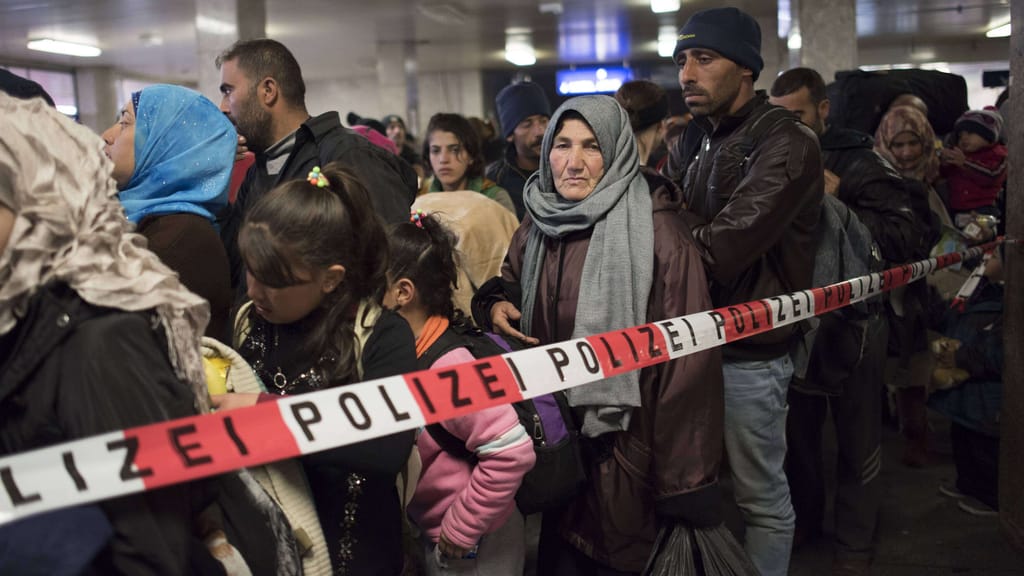 Der Beginn des Kontrollverlusts – Als Österreich die Grenzen öffnete - politik - exxpress Nachrichten