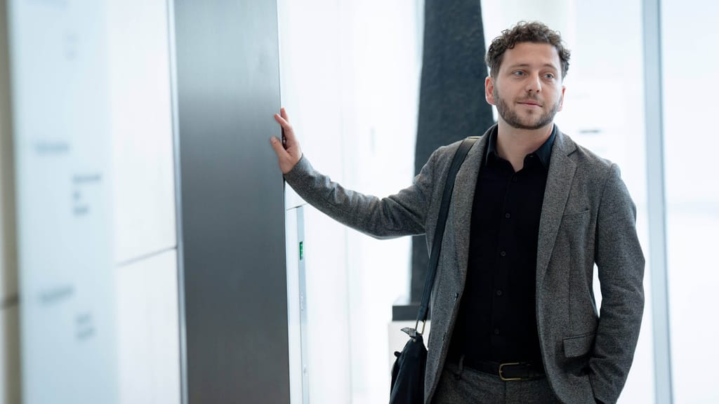Aus Angst vor Protesten: Sommerinterview mit Grünen Chef verlegt - politik - exxpress Nachrichten