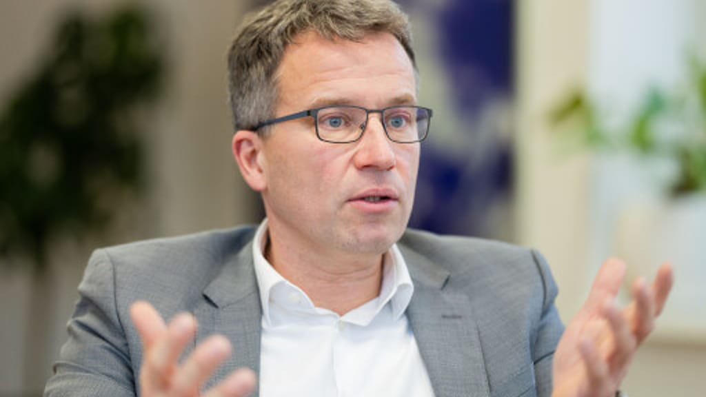AMS-Chef warnt: Österreich in Rezession – „Der Staat kann kaum gegensteuern“ - politik - exxpress Nachrichten
