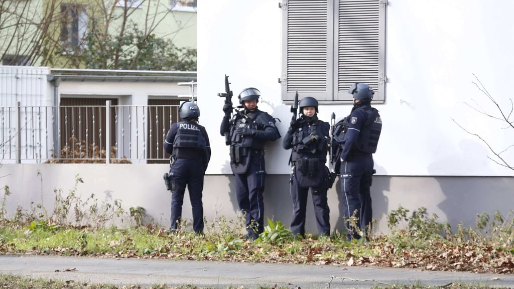 Tür zertrümmert, Nase gebrochen: Einsatzkommando stürmt Freikirche - news - exxpress Nachrichten