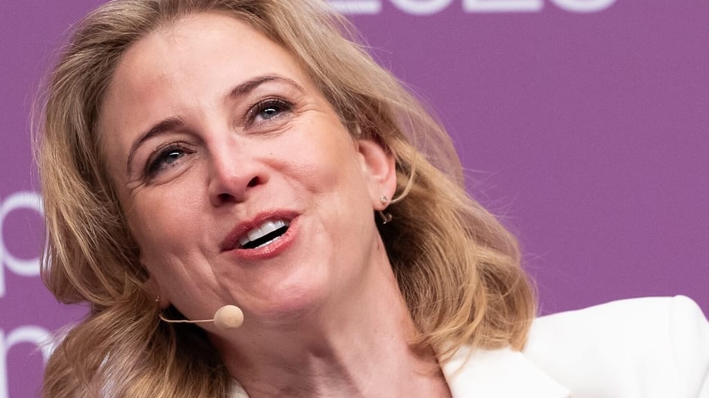 Meinl-Reisinger in Ukraine-Tracht! Außenministerin inszeniert sich in Alpbach - politik - exxpress Nachrichten