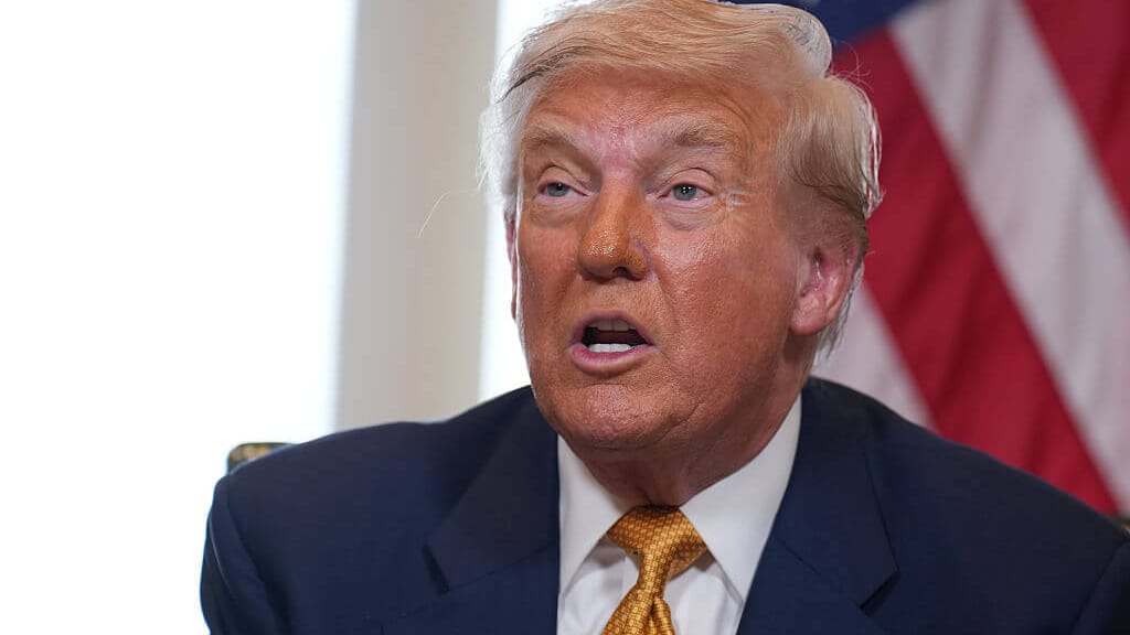 Trump fordert Haftstrafe für das Verbrennen der US Flagge - politik - exxpress Nachrichten