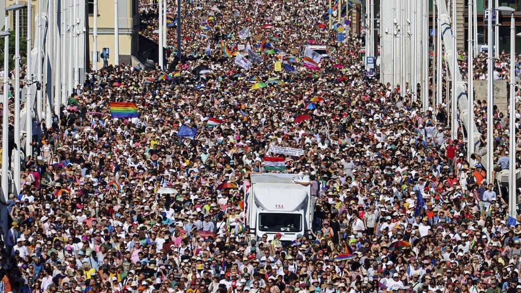 Nach Aufregung aus Ungarn: Erste Bank entfernt Pride-Szene aus Clip - politik - exxpress Nachrichten
