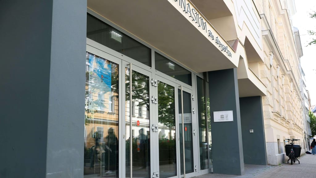 Messerattacke an Wiener Schule: 16-Jährige verletzt – Fahndung läuft - news - exxpress Nachrichten