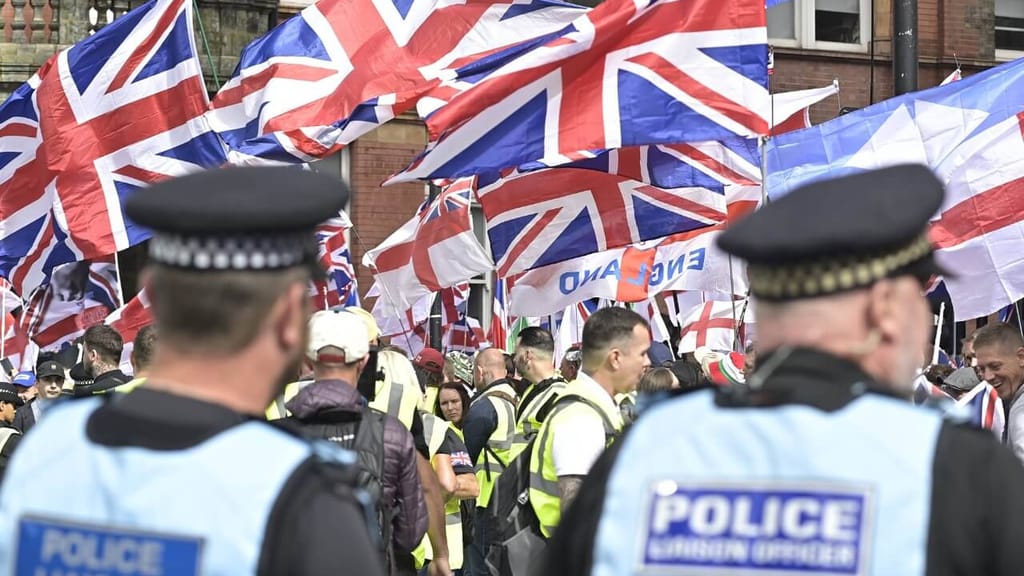 Massenprotest in London: Zehntausende gegen Migration auf den Straßen - politik - exxpress Nachrichten