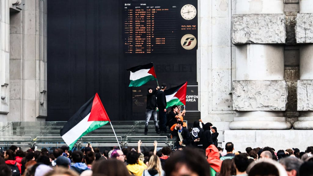 Italien: Gaza-Proteste eskalieren – Gewalt, Blockaden und 60 verletzte Polizisten - politik - exxpress Nachrichten