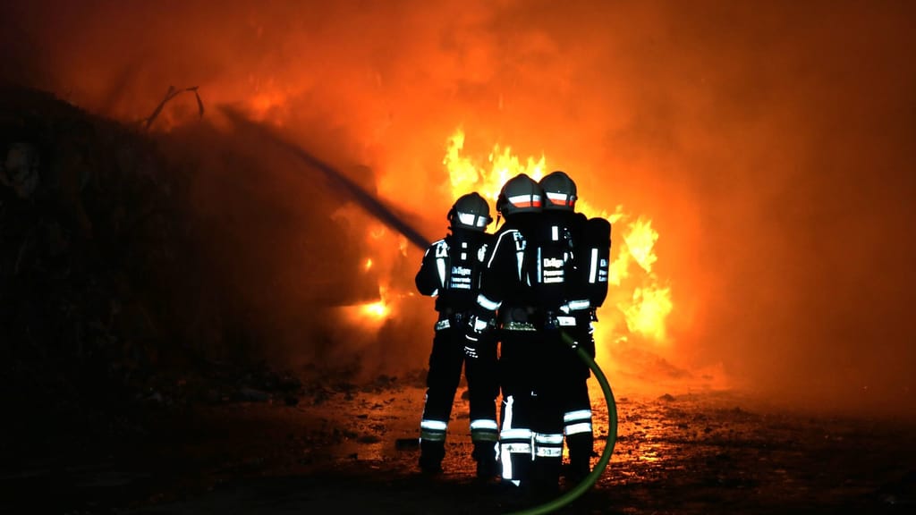 Brandanschlag in Klagenfurt: Zwei Männer schwer verletzt, Täter festgenommen - news - exxpress Nachrichten