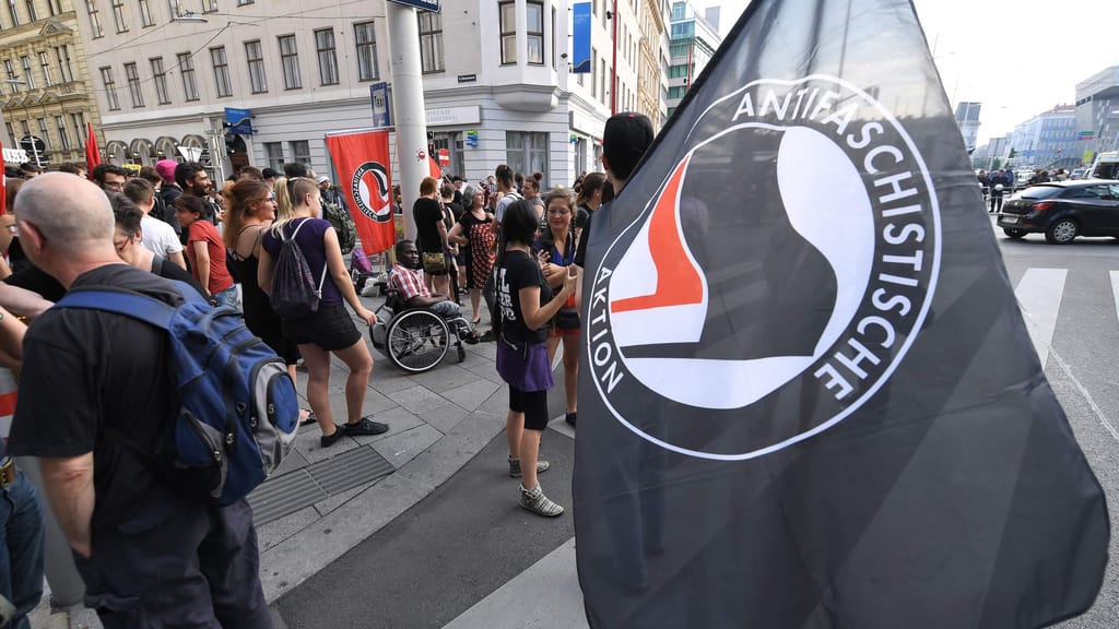 Medienphilosoph Bolz über Antifa: „Fanatisch und aggressiv“ - news - exxpress Nachrichten