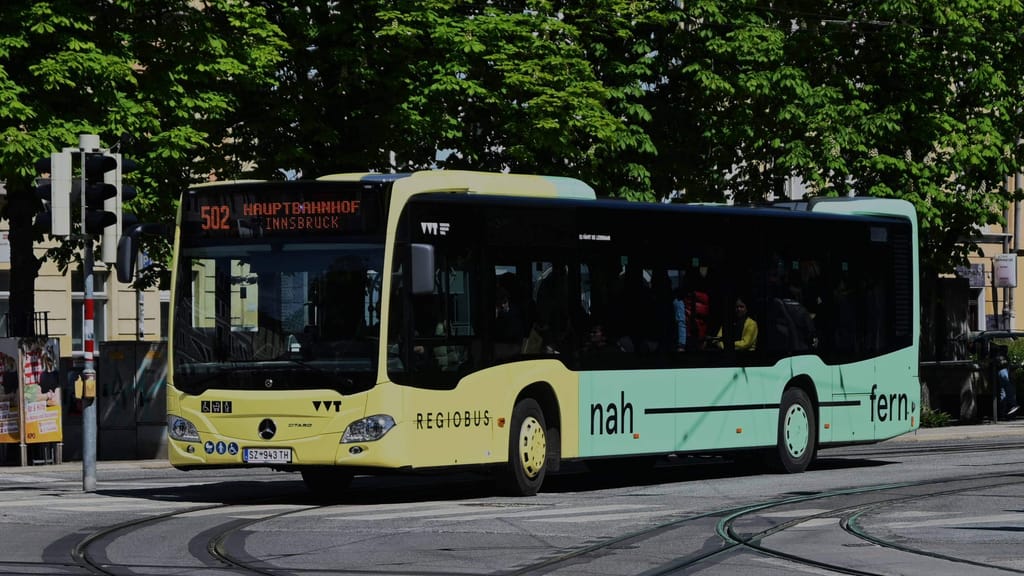Bewaffneter Raubüberfall auf Tiroler Linienbus: Täter flüchtet mit E-Scooter - news - exxpress Nachrichten