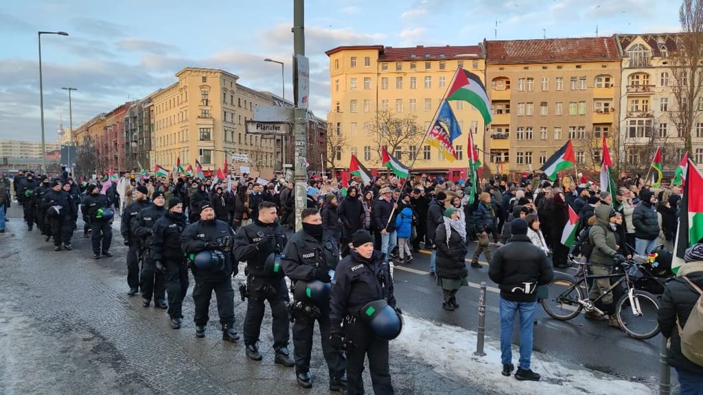 Pro-Hamas-Demo eskaliert: 50 Festnahmen und verletzte Polizisten - news - exxpress Nachrichten
