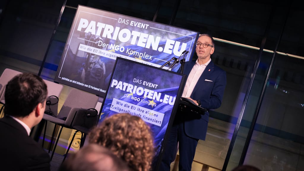 Kickl rechnet mit NGOs ab: „System der Angst und Dauermoralisierung“ - politik - exxpress Nachrichten