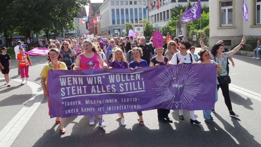 Schlafen gegen das Patriarchat: Linke NGOs rufen zum Frauenstreik auf - politik - exxpress Nachrichten