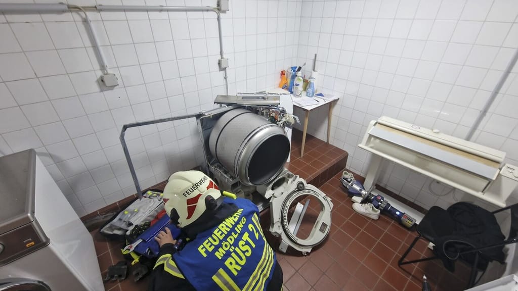 Kuriose Rettung in Mödling: Mädchen (13) steckt in Trockner fest - news - exxpress Nachrichten