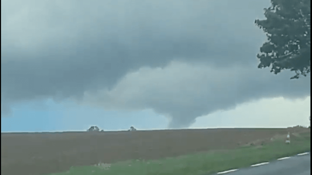 Video: Tornado in Paris kostet Menschenleben und mehrer Verletzte - news - exxpress Nachrichten