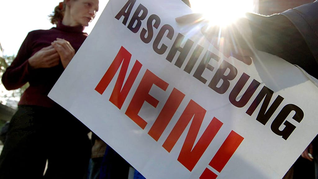 Protest gegen Abschiebung eskaliert: NGOs blockieren Wiener Migrationskonferenz - news - exxpress Nachrichten