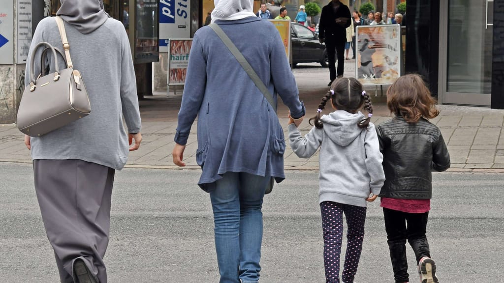 Mobbing-Gefahr! Psychologen sprechen sich für Kopftuchverbot aus - politik - exxpress Nachrichten