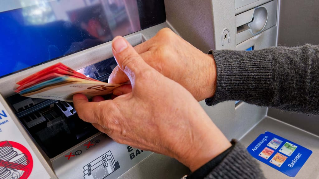 Bargeld-Aus: Immer weniger Bankomaten vorhanden! - news - exxpress Nachrichten