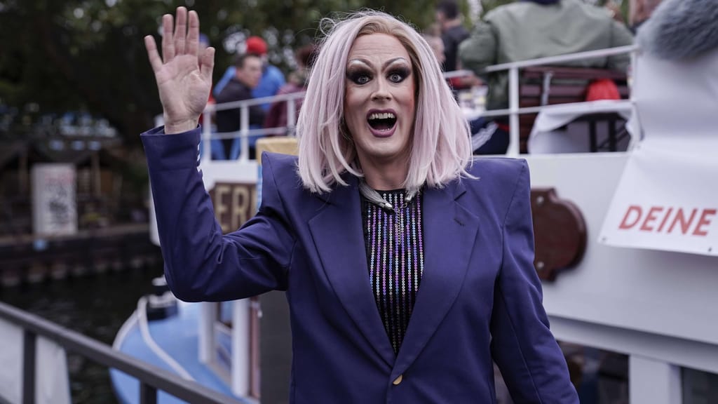 Mit Steuergeldern gefördert: Kinderporno-verurteilte Drag-Queen las Kindern vor - news - exxpress Nachrichten