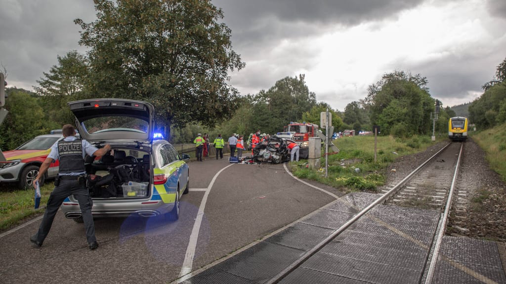 Tödlicher Unfall in der Südsteiermark: Zug prallt gegen Pkw eines 85-Jährigen - news - exxpress Nachrichten