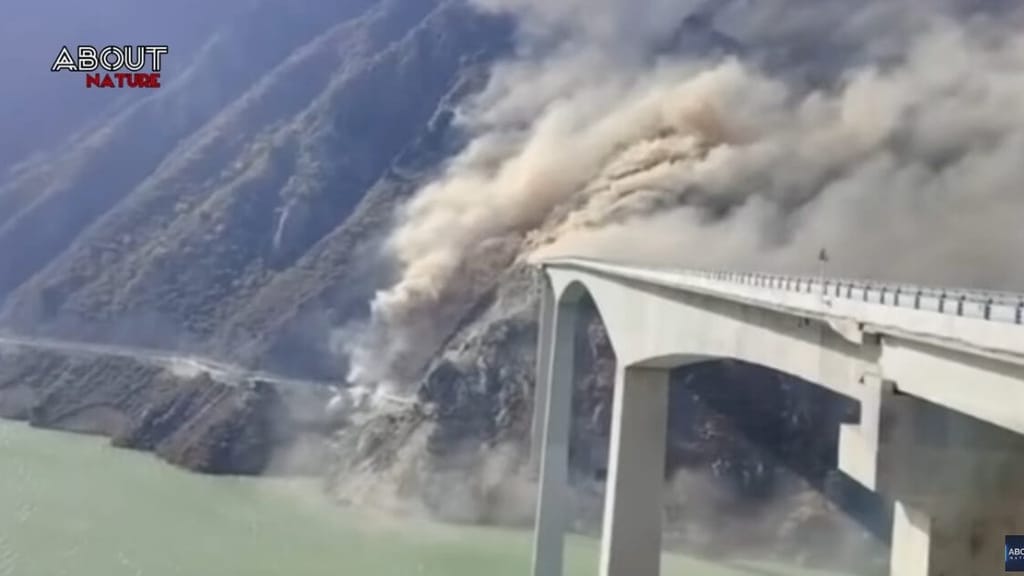 China: Neue Autobahnbrücke stürzt nach Erdrutsch ein - news - exxpress Nachrichten