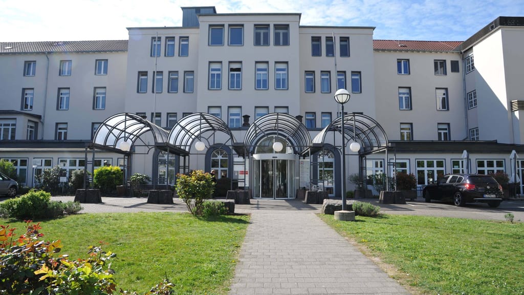 DRK-Klinik Saarlouis taumelt in die Insolvenz: 800 Jobs betroffen - economy - exxpress Nachrichten