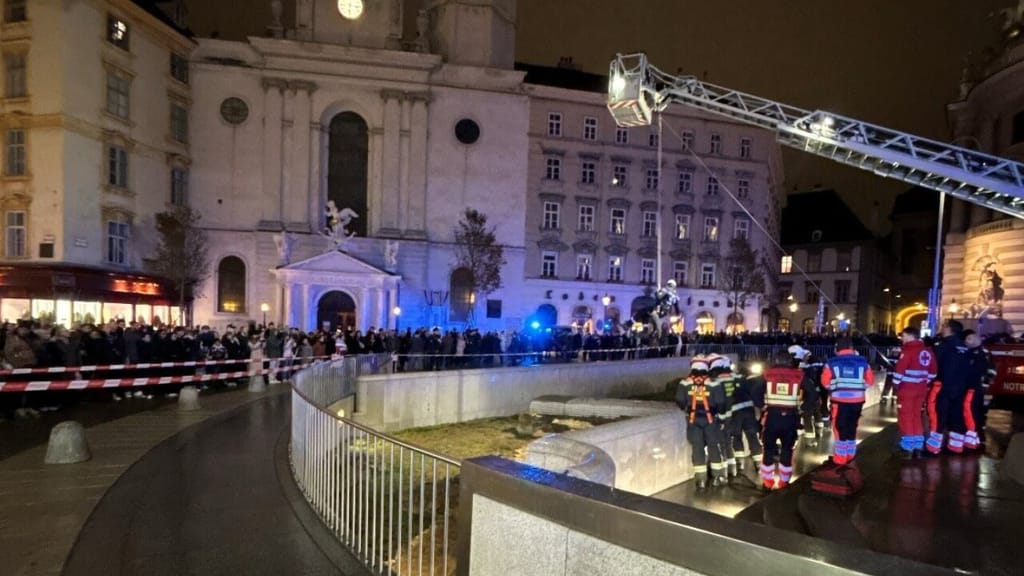 37-Jähriger stürzt am Michaelerplatz in Schacht – Feuerwehr rettet ihn - news - exxpress Nachrichten