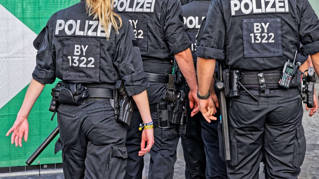 Mit Messer bewaffnet: Gehörloses Mädchen (12) von Polizisten angeschossen - news - exxpress Nachrichten