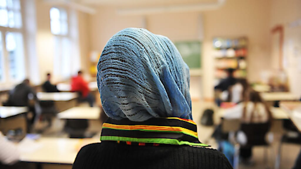 Kopftuchverbot: Experte warnt vor „Sittenwächtern“ an Schulen - politik - exxpress Nachrichten