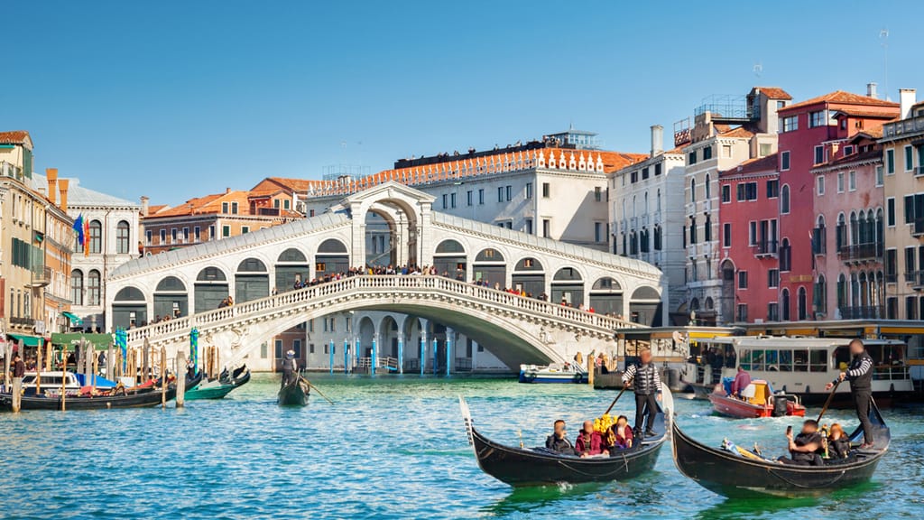 Farbattacke: Klima-Aktivisten färben Canal Grande grün - news - exxpress Nachrichten