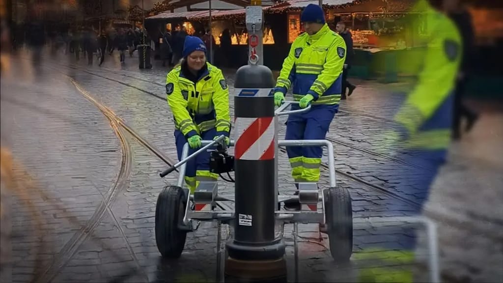 Mitarbeiter schieben Poller hin und her: So skurril läuft die Terrorabwehr auf dem Augsburger Weihnachtsmarkt - news - exx...