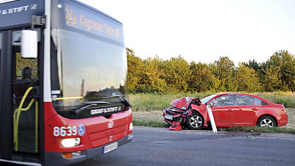Auto kollidiert mit Linienbus: Zwölf Verletzte in Oberösterreich - news - exxpress Nachrichten