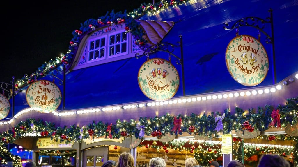 Aufregung um Christkindlmarkt: Stadt ruft zum Melden „queerfeindlicher“ Gespräche auf - news - exxpress Nachrichten