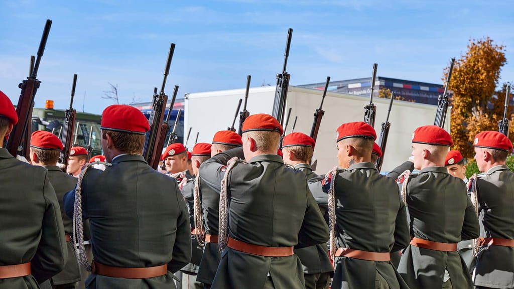 Wehrpflicht im Wandel: Wo müssen Männer am längsten dienen? - politik - exxpress Nachrichten