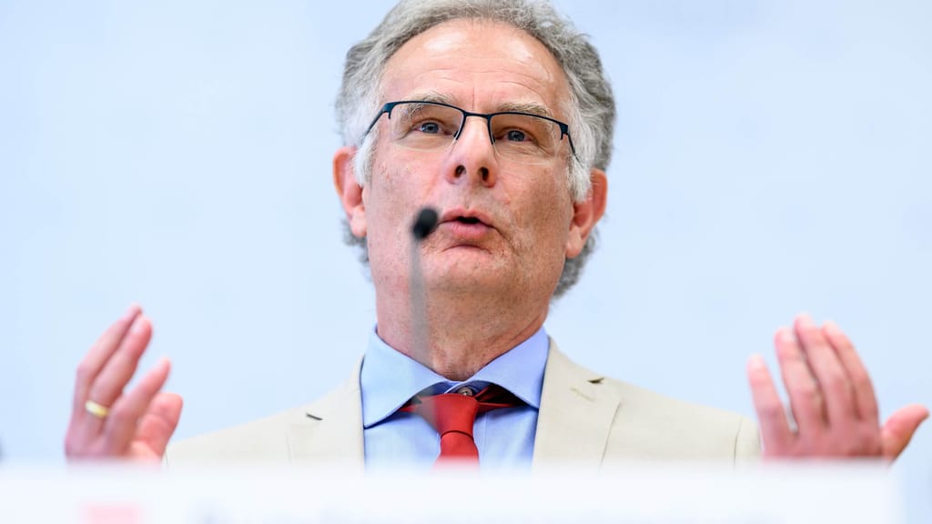 Spritpreis-Debatte: FPÖ wirft Finanzminister Abzocke vor - economy - exxpress Nachrichten