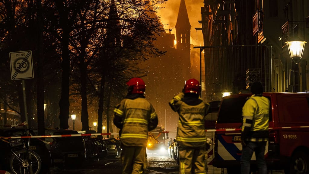 Silvester eskaliert in den Niederlanden: Kirche brennt, Polizei attackiert - news - exxpress Nachrichten