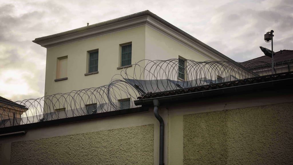 Mehr Geld hinter Gittern: Stundenlohn für Häftlinge steigt 2026 - news - exxpress Nachrichten