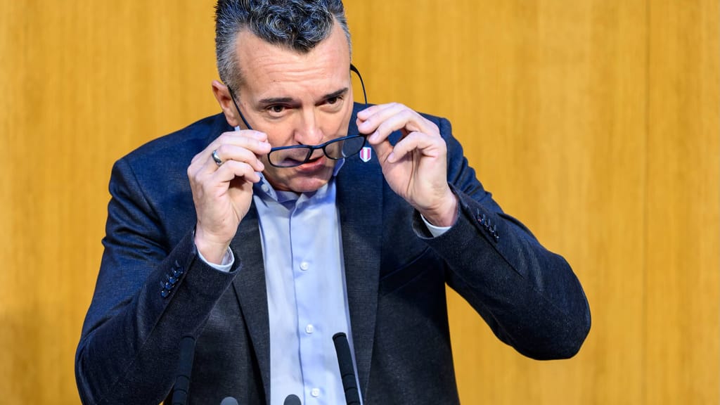 FPÖ attackiert Asylpaket der Regierung: „Nullnummer und reine Augenauswischerei“ - politik - exxpress Nachrichten