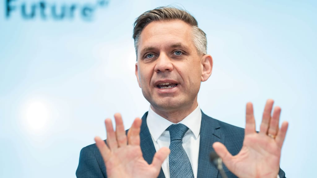 Wirtschaftlicher Aufschwung oder Bürde? Die neue Industriestrategie der Regierung im Fokus - economy - exxpress Nachrichten
