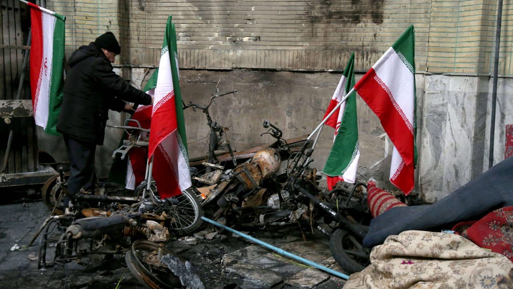 Iran im Ausnahmezustand: Mehr als 5.000 Tote – Trump schickt „riesige Flotte“ - news - exxpress Nachrichten